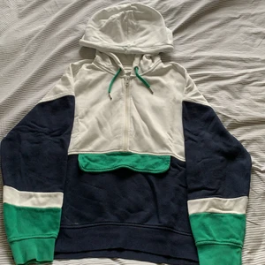 Hoodie - Använt skick, en liten fläck på framsidan, går säkert bort med fläckmedel, lite oversize i modellen skulle jag säga