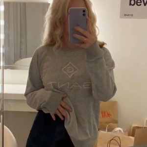 Tröja  - Säljer denna grå tröjan från gant, typ aldrig använt denna men den är jätte fin, bra skick 