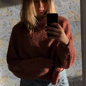 Stickad tröja - Jättemysig stickad tröja i smutsrosa. Sitter superfint och är lagom varm! Säljs då jag inte har tillräckligt med plats för den. 