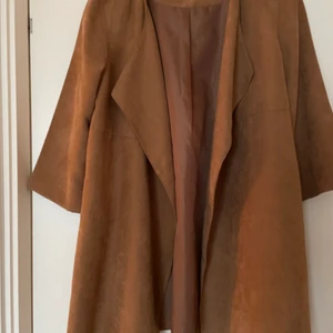 H&M jacka/ kappa  - Brun jacka/ kappa i mocka- imitation från H&M för många år sedan. Skön, rolig och cool modell!  Har två stycken men använder bara en 😊 Säljer därför en i storlek 36 för 200kr. Frakt ingår inte. 