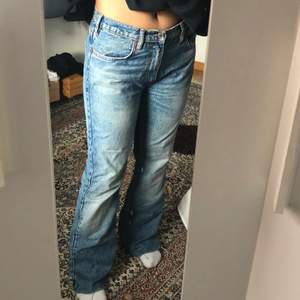 midwaist jeans från zara 💕 strl 40 men passar 38/40! säljer då de inte kommer till användning längre, köparen står för frakt <3