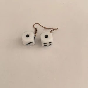 Tärning  - Vita tärningar jag vet inte vad jag ska skriva men super fina