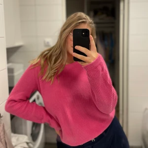 Rosa tröja  - Stickad tröja. Köpt under tiden då jag trodde jag passade i färg. Den är knappt använd då jag inte passar i färg 🥲 storlek L men passar s/m 