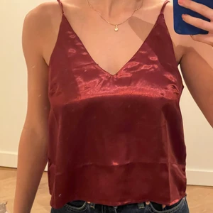 Vinrött linne ginatricot - Superfint siden linne i en snygg vinröd färg. Storlek 36 från ginatricot. Så fin detalj med den djupa ryggen. Aldrig använt så i ett mycket bra skick. Slutsåld på hemsidan. Säljer då den tyvärr inte kommer till användning. Perfekt festlinne nu till hösten! Hör av dig för fler bilder eller om du har några frågor❤️‍🔥 köparen står för frakten!