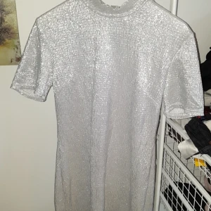 Glittrig kort klänning från NLY TREND - Jätte fin glittrig kort klänning från NLY TREND Storlek M!