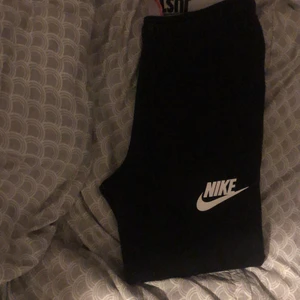 Nike mjukisbyxor  - Säljer ett par fina Nike mjukisbyxor i storlek xs, nästan aldrig använda då dom är förstora för mig! Finns såklart fler bilder så de är bara att skriva! Priset är inte fast och Byter gärna mot något annat!