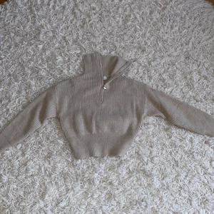Super mysig tröja - Perfekt till hösten och vintern! Säljer pga förliten för mig. Passar en XS. Supermjuk och mysig