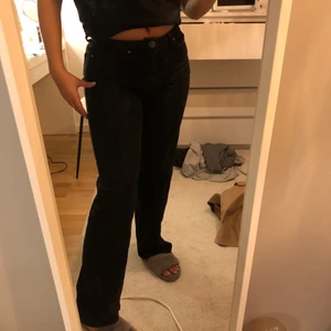 Madlady jeans - Svarta jeans från madlady. Säljer för att de inte kommer till användning längre. Har använt ganska mycket men bra skick.