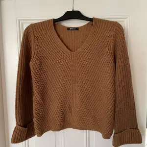 En brun stickad tröja från Gina Tricot i storlek xs!😊 Utgångspris är 100kr! Hör gärna av dig vid frågor! 