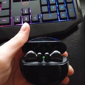 Huawei freebuds 3 - Säljer dessa då jag har köpt ett par andra hörlurar. Dessa är köpta den 31/8-21 så de är i princip nya. Originalkartong, laddare och ett skydd till hörlurarna finns. Använda några få gånger, kvitto finns bara att skriva privat.