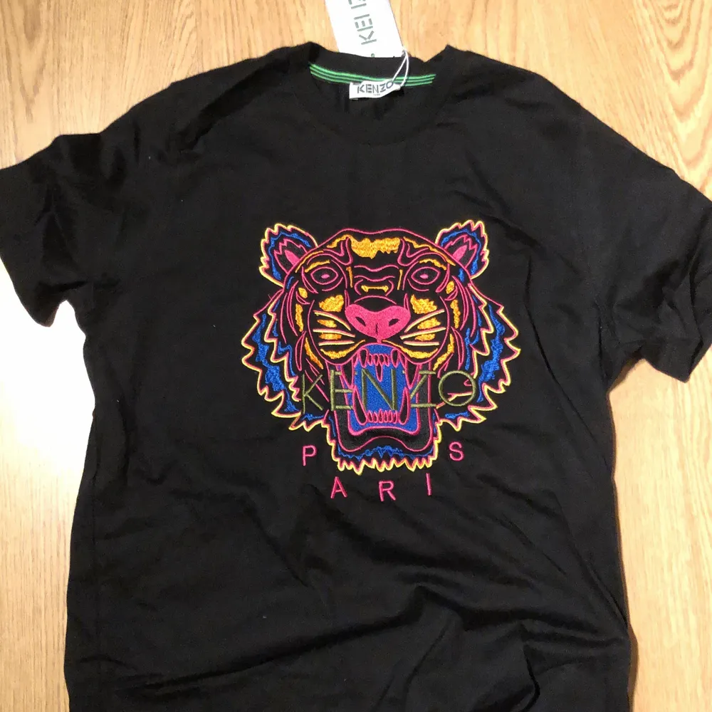 Kenzo T-Shirt helt ny med scann prislapp och allting. AAA-Kopia riktigt hög kvalite på denna T-shirt. Finns i båda S och M. Kan tänka mig billigare pris vid snabb affär.. Skjortor.
