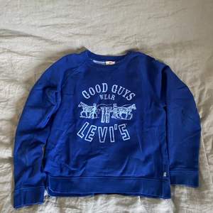 Koralblå sweatshirt från Levis. Storleken står inte, men skulle gissa på Medium. Sitter fint på mig som är medium - smal