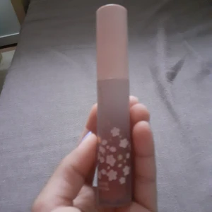 Läppstift  - Här säljer jag en läppstift eller vad man kallar nu den är röd violet❤🔥på färgen och aldrig använt har köpt den för 4 månader sedan typ. Tar emot kontanter 