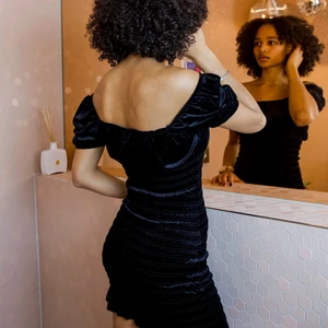 Gullig klänning  - Säljer denna super gulliga klänningen från H&M då den ej kommer till användning längre. Använd en gång och är i jättefint skick🥰 Den går att ha off shoulder eller uppe på axlarna🌸 