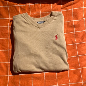 Ralph Lauren wintage tröja 150kr - Strålande skick och väldigt härlig färg, nice till lite mörkare byxor men passar också till ljusa, både tjejer och killar kan bära plagget !!