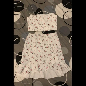 Kjol S och topp XS - Hej! Säljer nu mitt set från Nelly då jag inte har användning till dom. Använt ca 2 gånger i somras, finns inga fläckar eller liknande på varken kjolen eller toppen. Kjol strl: S   Topp: Xs Original pris: 299kr                                                                     