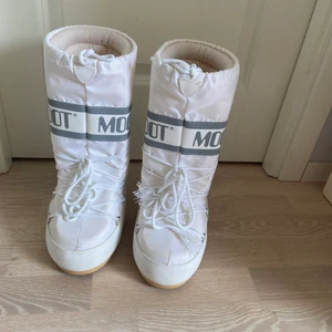 Moonboots - Säljer mina moonboots i storlek 35-38. Fint skick använda endast ett fåtal gånger. 