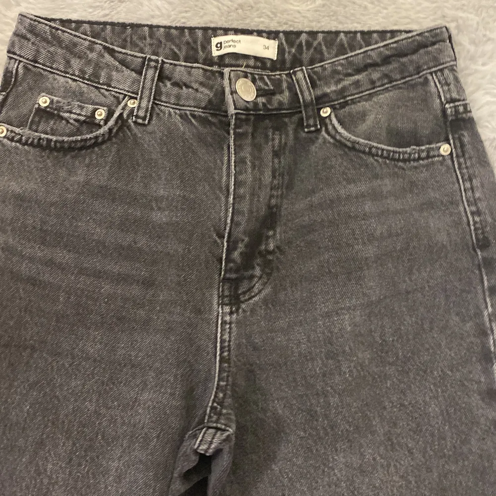 Mörkgråa jeans, nästan svarta, från GinaTricot. Stl 34. Väldigt bra skick. Jeans & Byxor.