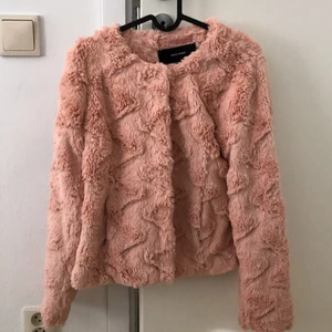Faux fur jacka - Oanvänd, storlek S, skriv gärna ett bud :)