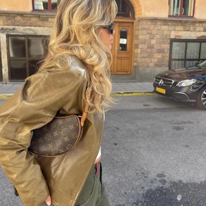 Grön skinnjacka  - Säljer en grön skinnjacka i strl 40. Första bilden är lånad av Matilda Djerf och är inte samma jacka men liknande! Jag brukar ha strl 36 och den sitter bra på mig men passar även större storlekar. Köpare står för frakt🦖