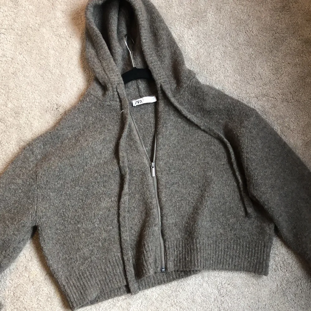 Säljer min snygga populära zara stickade hoodie, endast använt 3-5 gånger😊 . Stickat.