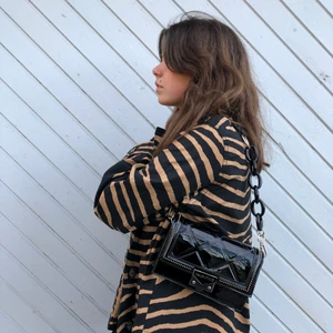 TUNN JACKA  - Jättefin jacka med mönster, nästan helt oanvänd. 