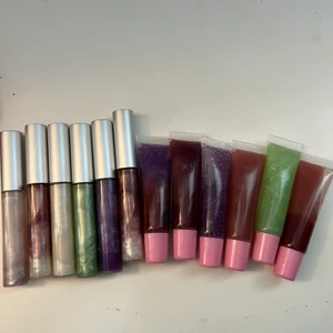 Läppglans - Jätte fina hemmagjorda läppglans. Med doft av jordgubb💕 Skriv om ni har frågor eller om ni är intresserade❤️ frakt 11kr<3