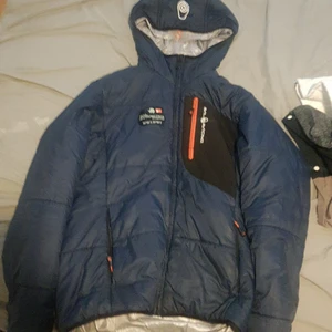 Sail racing jacka - Säljer min sail racing jacka har inte haft den länge det finns inga hål eller något.small