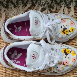 Adidas falcon - Säljer mina favoriter som endast blev använda under en sommar. Passar inte längre efter min graviditet.