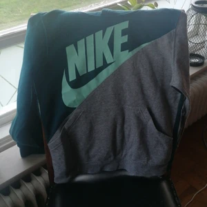 Nike hoodie - En nikehoodie unisex, nyskick, 147cm TAR EMOT BUD