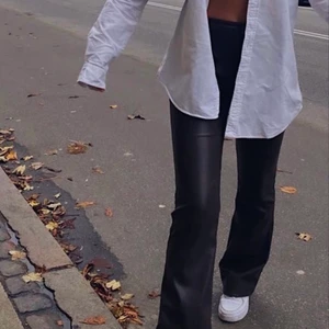 Läderbyxor - Säljer dessa trendiga läderbyxor då de inte kommer till användning. Aldrig använda, endast provade med lapp kvar 💗Nypris 349kr. Dm för fler bilder. Köparen står för frakten. 