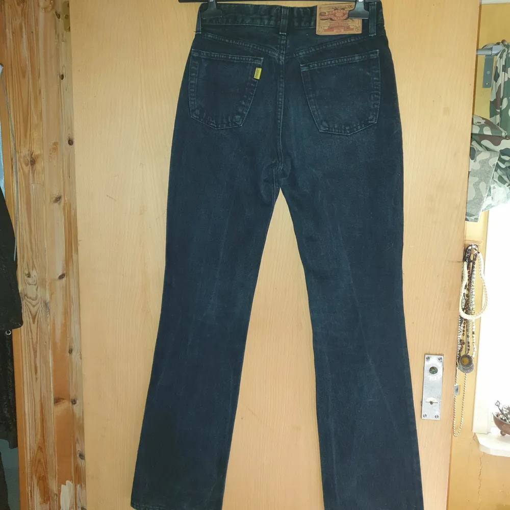 Svarta snygga Crocker,stl 29/34 innerben 82 cm midja 78 cm.. Jeans & Byxor.