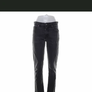 Snygga gråa jeans - Super snygga lågmidjade gråa jeans, som jag köpte på sellpy och aldrig använt! (Köparen betalar för frakt)