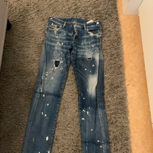 DSQUARED jeans - NYSKICK, sällan använda. Kvitto finns.