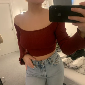 Vinröd tröja storlek S - Jättefin vinröd tröja som passar till allt. Den är i ett jättebra skick då jag har använt den ett fåtal gånger. Den har även en vålang på slutet av armarna. Tröjan är köpt från NAKD. 