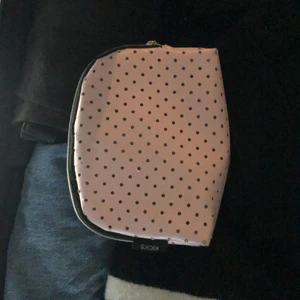 Necessär  - Jätte fin fin necessär från kicks, lite sliten och några fläckar som knappt märks. Lägg bud