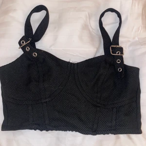 H&M linne svart strl xs-s - Jätte fin svart linne, aldrig använt & lite töjbar, slut såld, skriv för mer bilder 💞