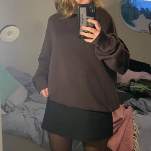 Brun sweatshirt  - Från uniqlo, supermysig o varm! Bra skick, knappt använd, köparen står för frakt:)