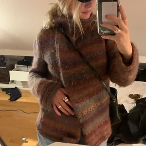 Stickad tröja - Säljer min vintage tjocka stickade tröjan/koftan, i snygga höst färger💞💞 tröjan är i väldigt fint skick!