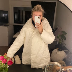 Vinterjacka vit  - Aldrig använd jacka från HM. Den är i storlek XL då jag köpte den medvetet stor eftersom jag ville ha den overaized. Har egentligen storlek M på jackor men denna sitter sjukt snyggt på mig!