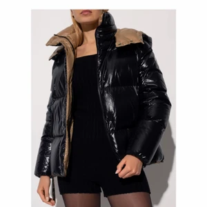 Moncler byta eller sälja  - Helt ny otrolig fin moncler Jacka den är oanvänd pågrund av storleken . Det är storlek 1 världen har höjt köpte den för 13 299:- och nu ny på miinto kostar 14 849:-