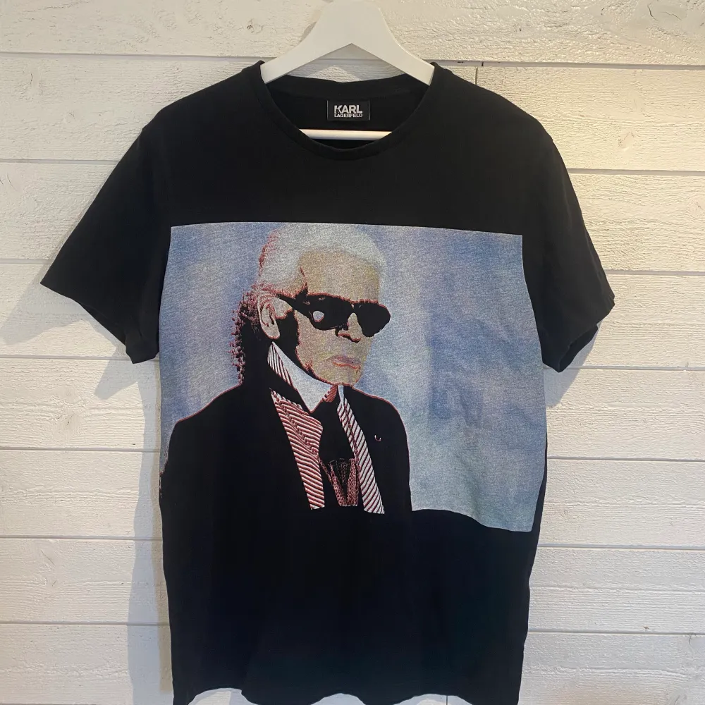 Skön T-shirt från Karl Lagerfeld i storlek medium. Nypris över 1000:- och tröjan är i mycket gott skick. Fri frakt eller meetup i Gbg.. T-shirts.
