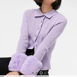 Kofta med fuskpäls  - Knappt använd! Säljer denna supermysiga och snygga kofta från Asos från ett märke som heter Annorlunda. Materialet är så skönt och väldigt bra kvalitet! Köpt för 656kr och säljer för 300kr