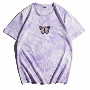 TIE DYE T-SHIRT - Sjukt fet tiedye-tröja med snyggt tryck i mitten. 🦋 Lagom oversize ✨👌🏻