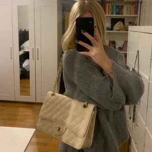 Väska - Väska i väldigt fin beige färg och bra storlek, kommer tyvärr inte ihåg var den är köpt, men i fint skick!