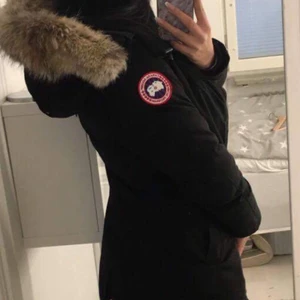 SÖKER Canada Goose Victoria Parka - Söker en skön äkta Victoria Parka i storlek XXS. Den ska vara i bra skick utan några hål, slitningar eller fläckar. Bryr mej inte om hur använd jackan är så länge den är i bra skick. Föredrar att vi möts någonstans i Stockholm så jag kan kolla på den och se till att den passar mina kriterier. Om kvitto skulle kunna visas så skulle det vara suveränt. Förväntar mej att betala runt 3000kr. Hör gärna av er om ni tror att ni har något som skulle intressera mej.