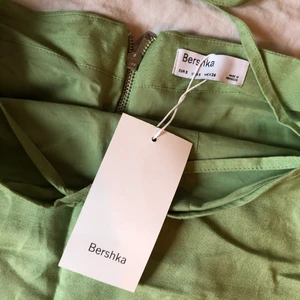 Kjol - Säljer denna snygga kjolen med knyte runt midjan, tyvärr var den för stor! Helt oanvänd 