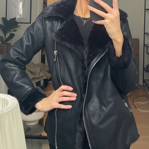 Fodrad skinnjacka  - Säljer nu min fodrade skinnjacka från Zara, ej äkta skinn! Är en XS men passar även dem som har storlek S! 