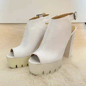 Vita klackskor  - Använda men fortfarande i bra skick. Storlek 37. Kontakta för fler bilder. Budgivning om fler är intresserade. 