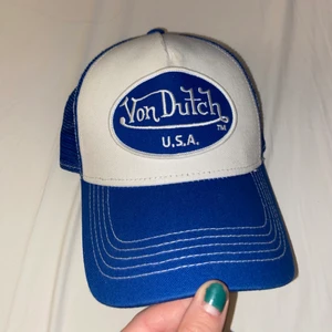 Von dutch keps - Intressekoll på denna asballa blåa keps från Von Dutch!! Knappt använd då det inte riktigt var min stil :( 